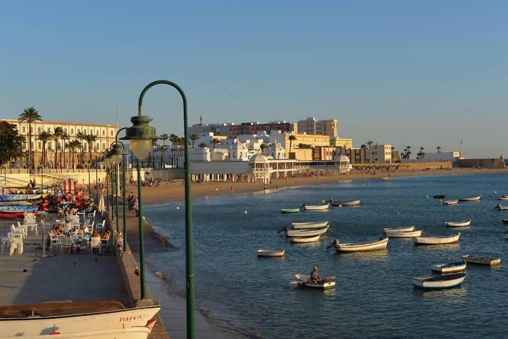 Esencia de Cádiz Entre la Viña y el mercado 0*,